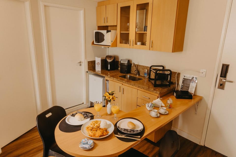 Coffee/tea facilities, Kitchen or kitchenette, Food and drinks, Dining area, Food, minibar, toaster