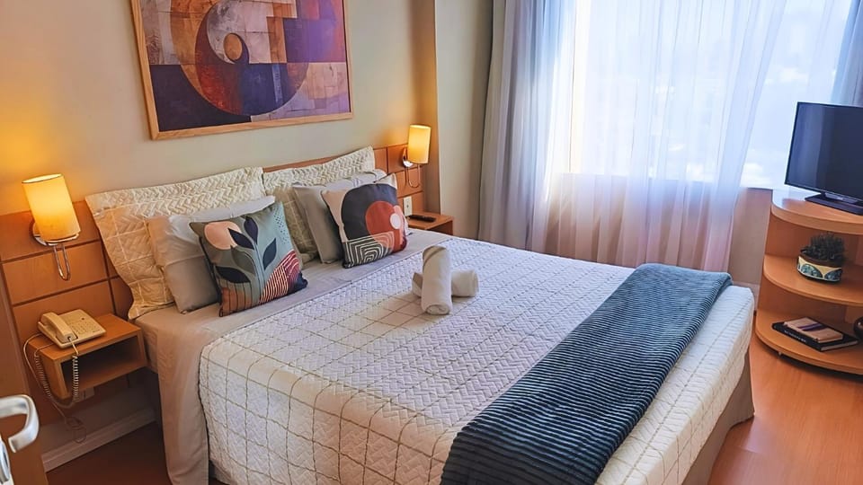 Bed, TV and multimedia, Decorative detail, Bedroom, towels