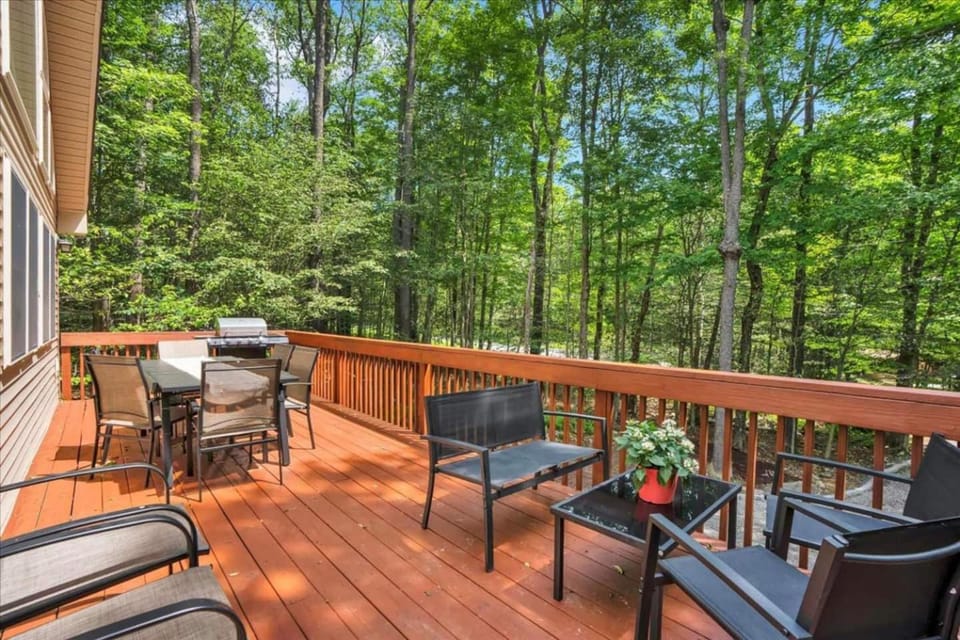 Chalet Lake, Movie Theater, Hot Tub, Arcade Chalet in Pocono Mountains