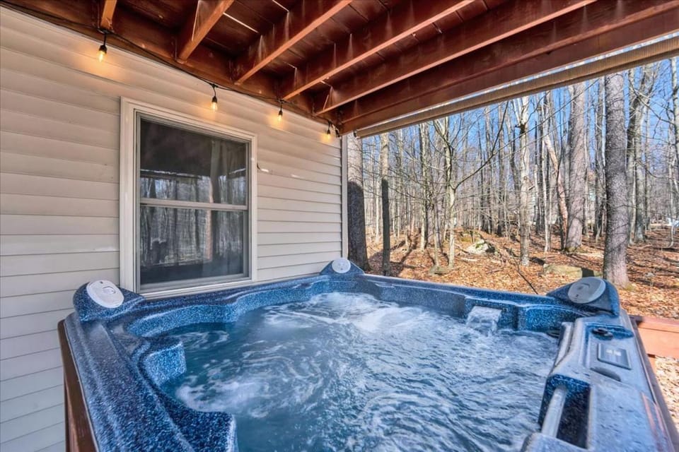 Chalet Lake, Movie Theater, Hot Tub, Arcade Chalet in Pocono Mountains