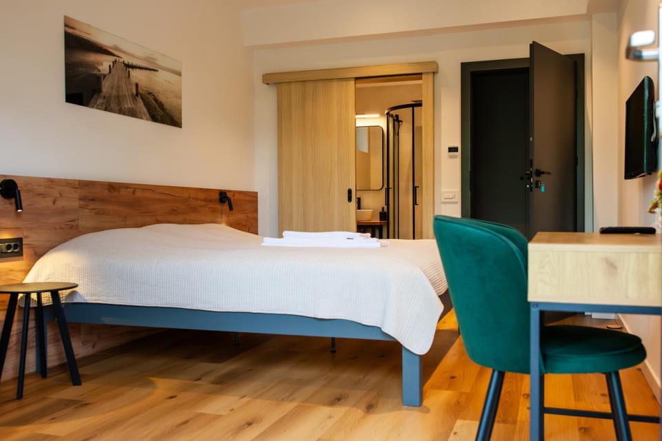 Bed, TV and multimedia, Photo of the whole room, Bedroom