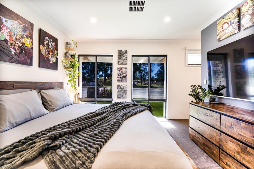 Bed, TV and multimedia, Bedroom