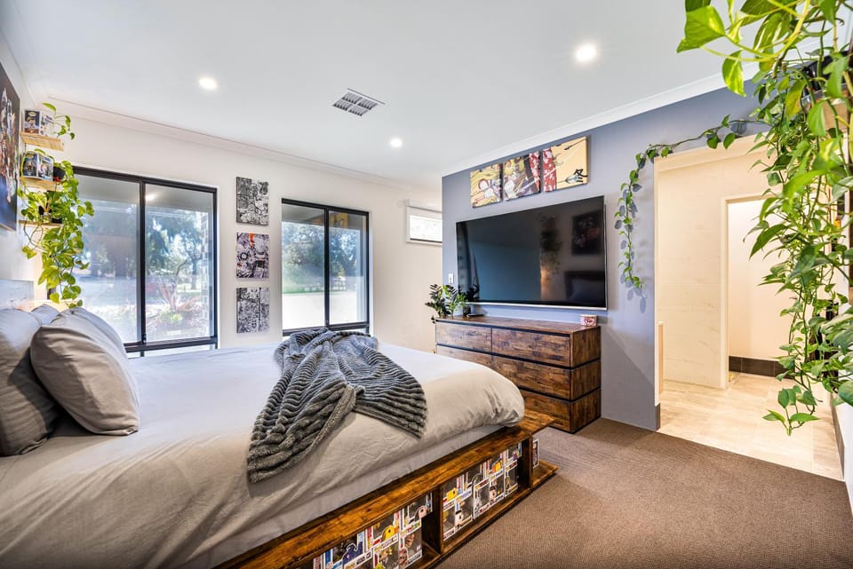 Bed, TV and multimedia, Photo of the whole room, Bedroom