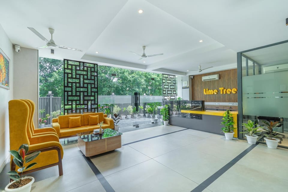Property building, Facade/entrance, Lobby or reception, Seating area, internet