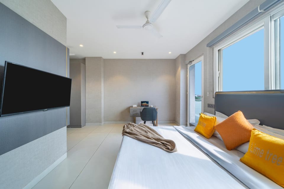 Bed, TV and multimedia, View (from property/room), Balcony/Terrace, Photo of the whole room, Seating area, Bedroom