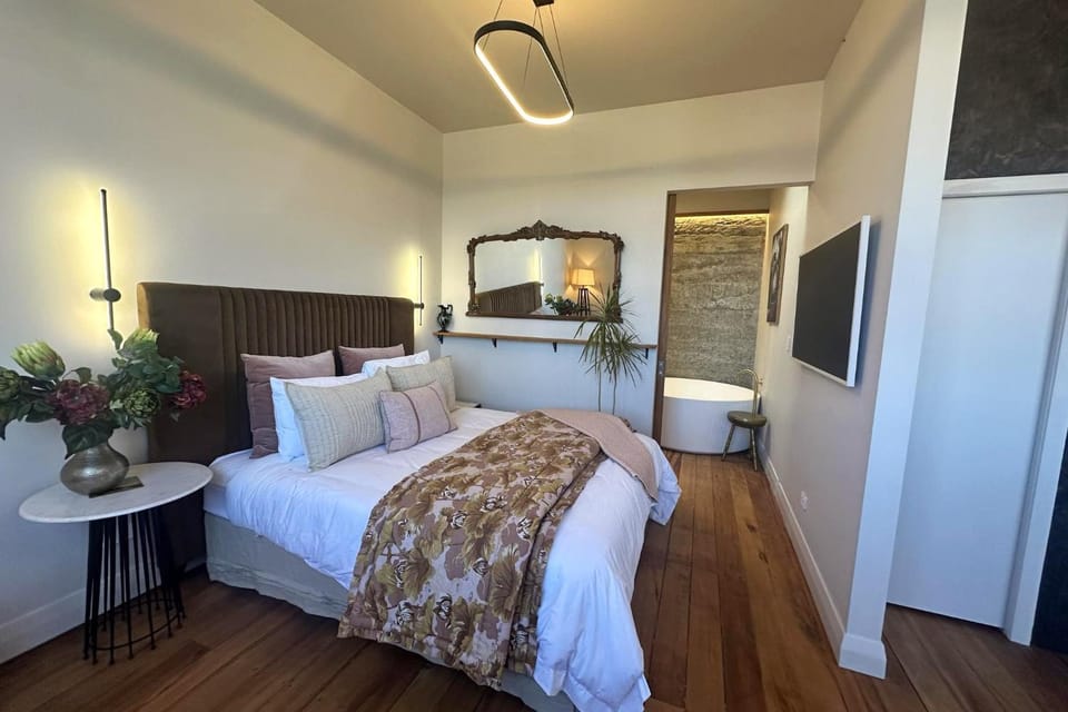 Bed, Bathroom
