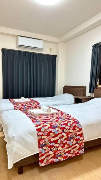 102号室花園町駅と萩之茶屋駅各2分ベット2台専用バスルーム付きアクセス抜群 Apartment in Osaka