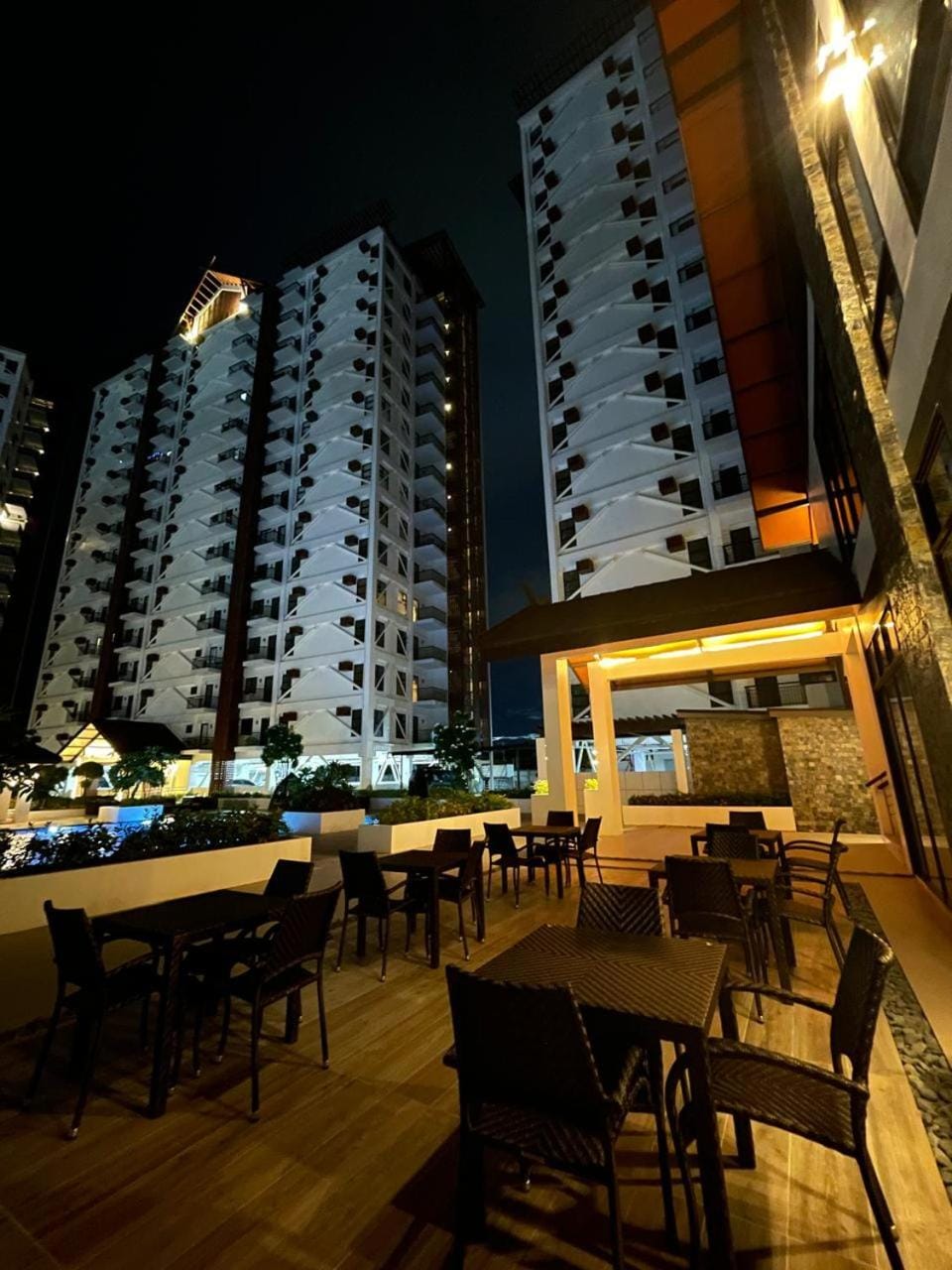 Property building, Patio, Restaurant/places to eat, Night, Banquet/Function facilities, City view, Swimming pool