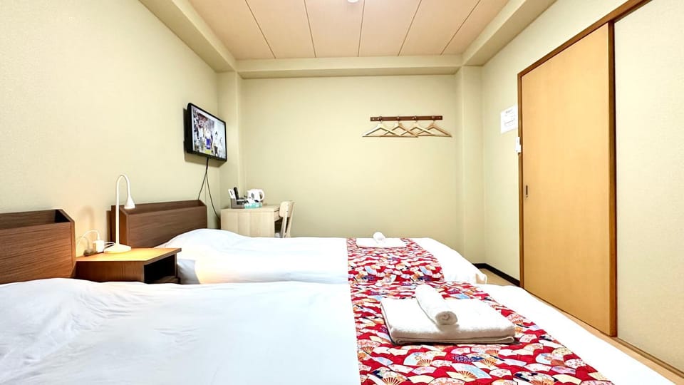 Bed, TV and multimedia, Photo of the whole room, Bedroom, towels
