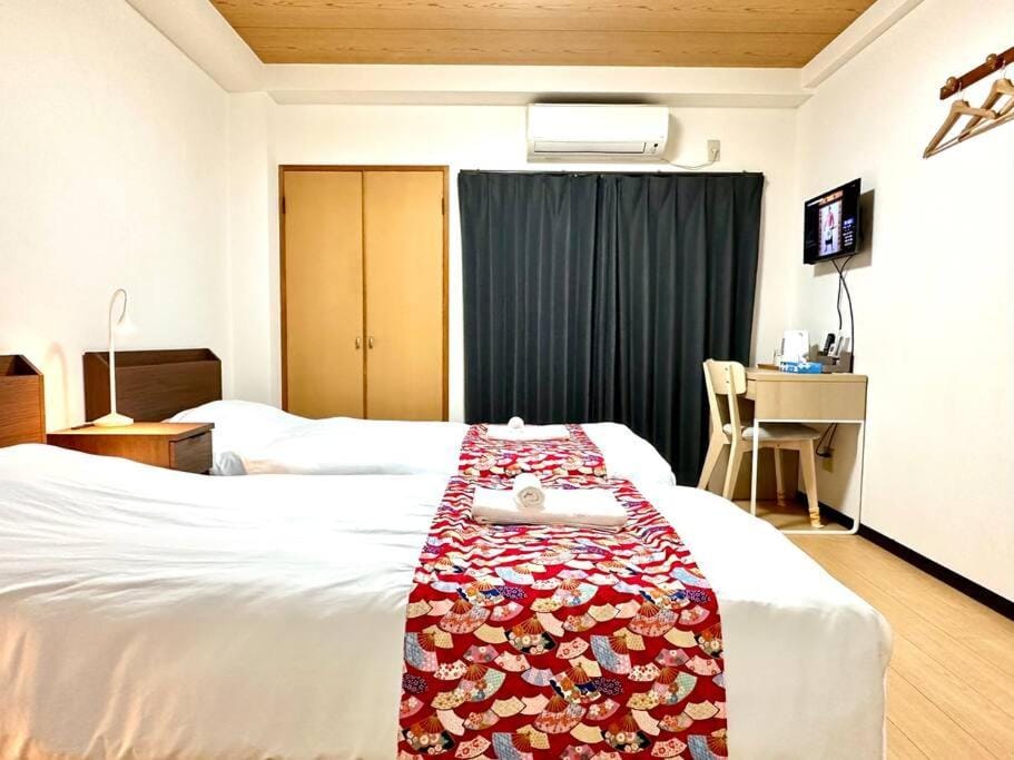 105号室花園駅2分ツインベットルームミニキッチンと専用バスルーム付き Apartment in Osaka