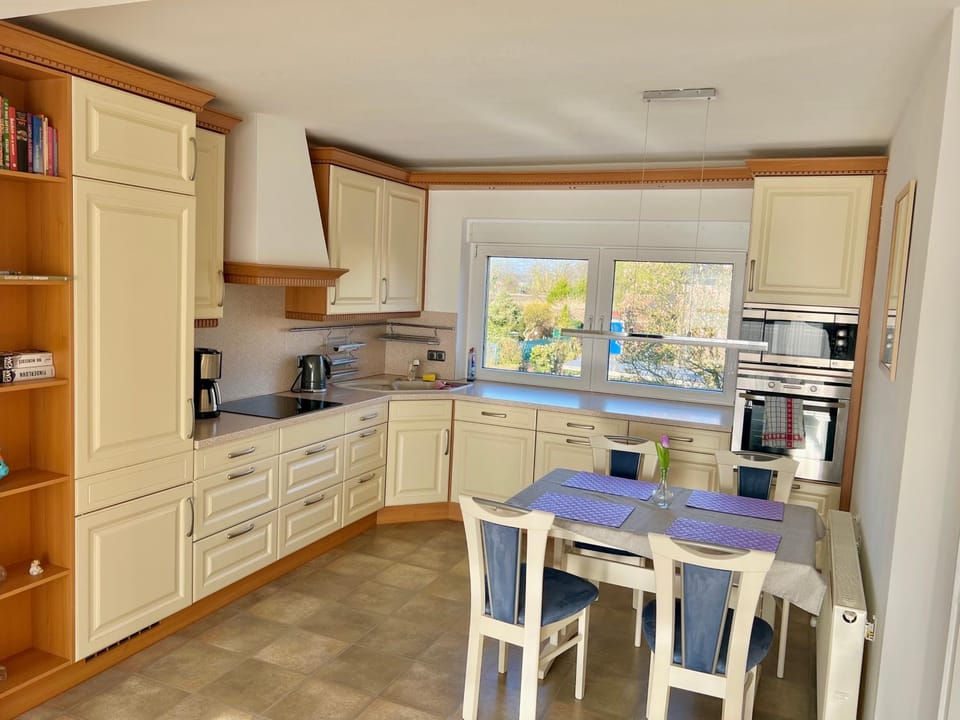 Coffee/tea facilities, Kitchen or kitchenette, Dining area, dishwasher, stove, toaster