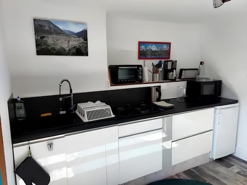 Coffee/tea facilities, Kitchen or kitchenette, stove, toaster