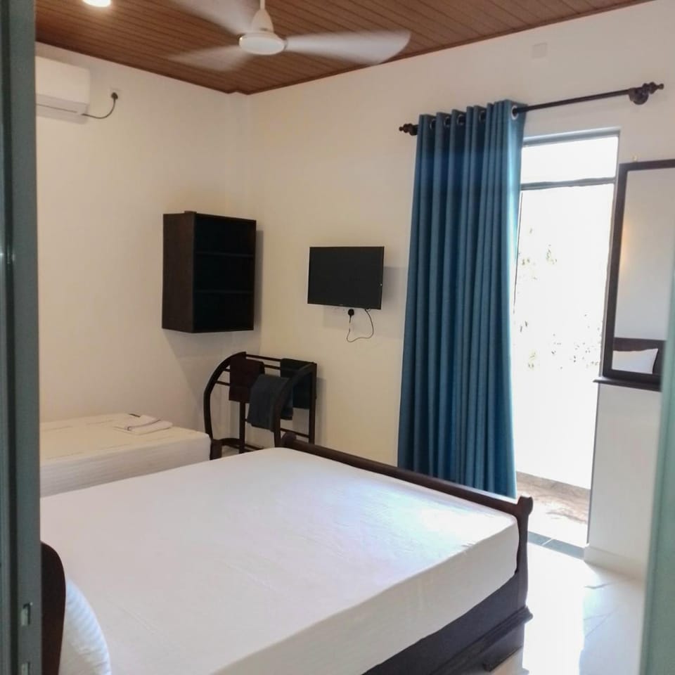Bed, Photo of the whole room, Bedroom, air conditioner