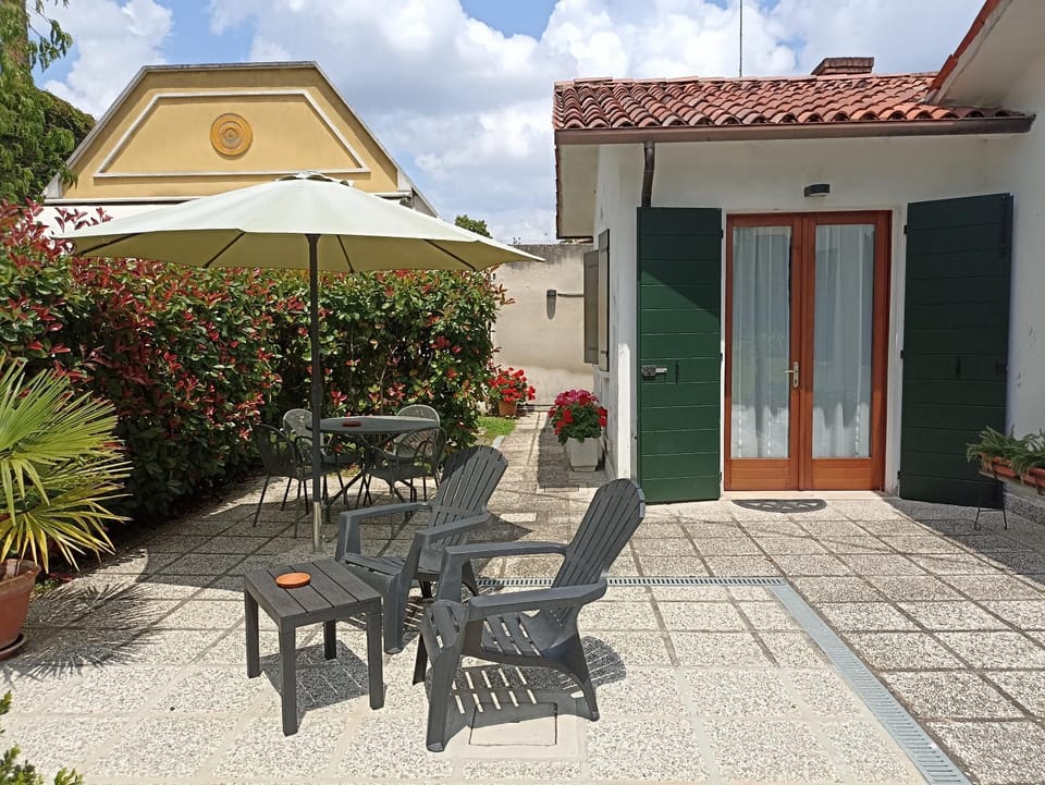 Property building, Patio, Facade/entrance, Summer, Inner courtyard view