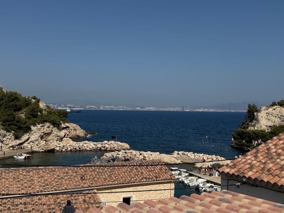 niolonlabricotier love room classe Apartment in Marseille