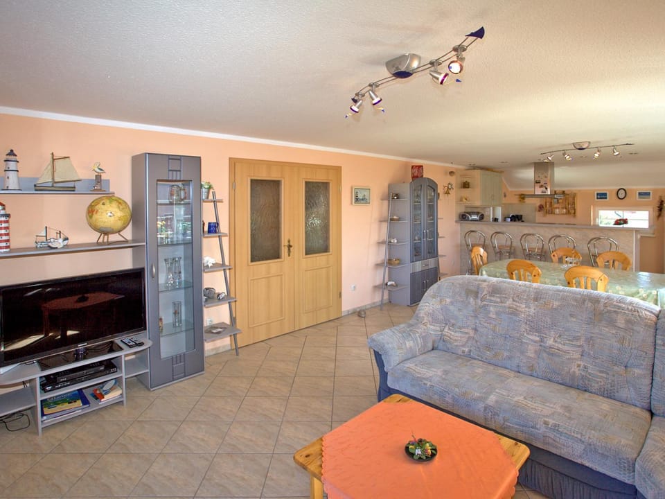 TV and multimedia, Kitchen or kitchenette, Living room, Seating area, Dining area