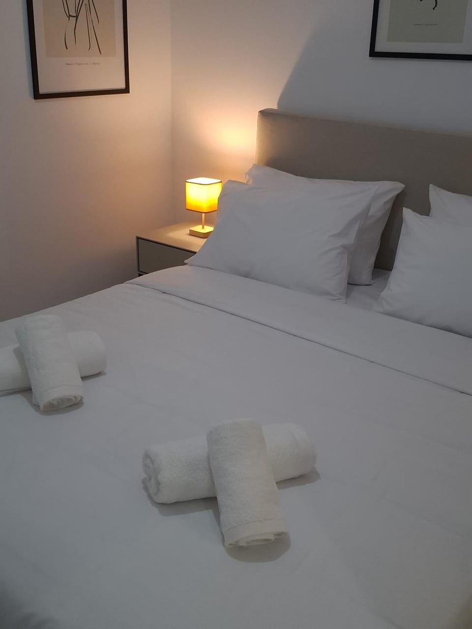 Bed, Bedroom, towels