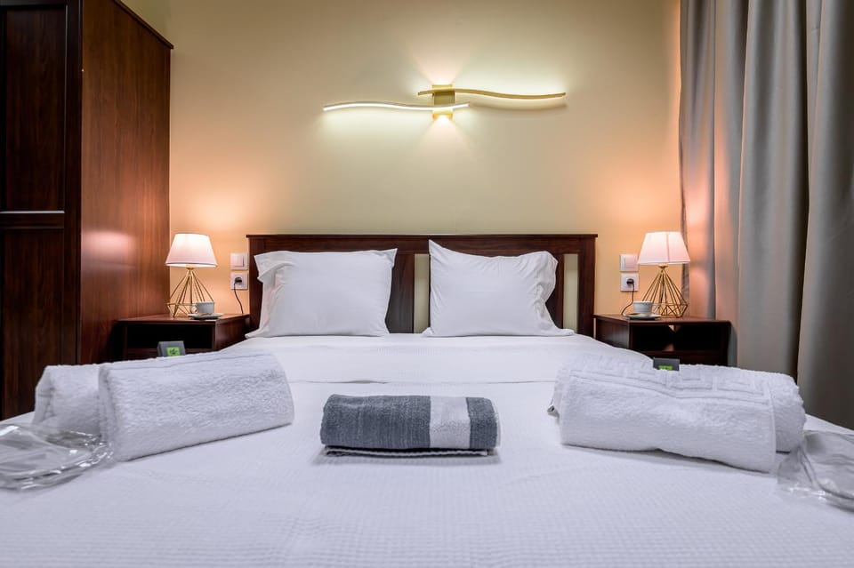 Bed, Bedroom, towels