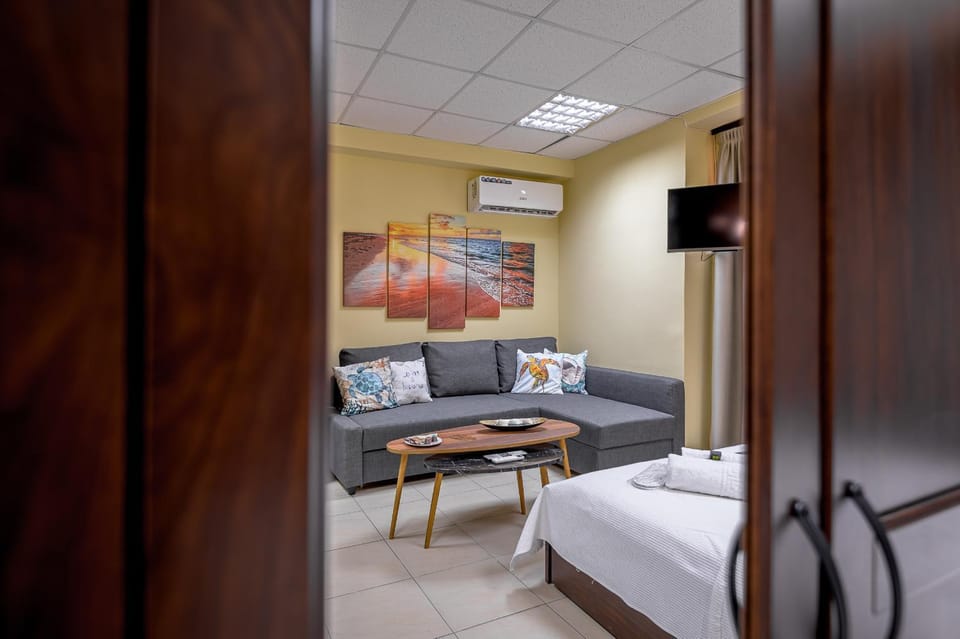 Bed, TV and multimedia, Living room, Photo of the whole room, Seating area, Bedroom