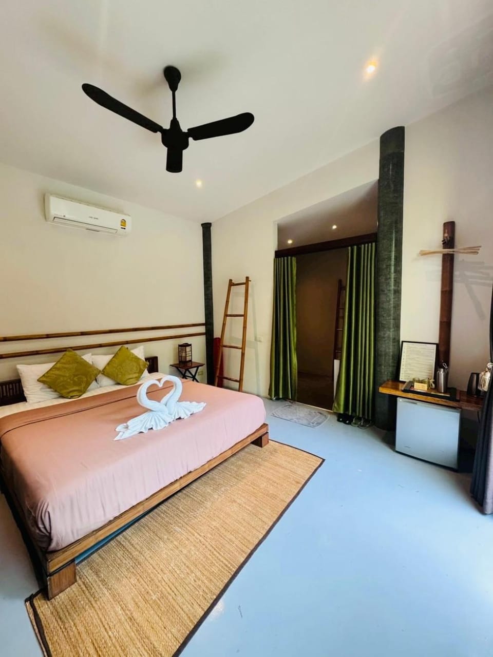 Bed, Photo of the whole room