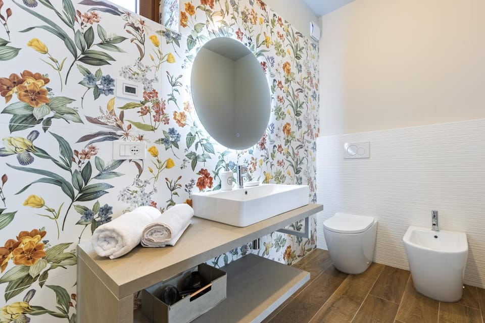 Toilet, Bathroom, towels