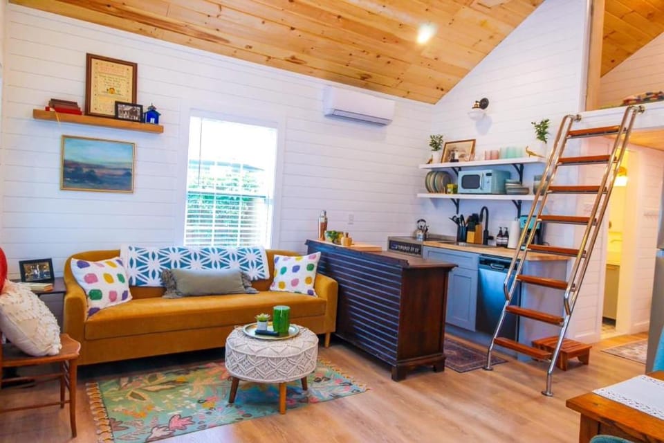 Kitchen or kitchenette, Living room, Seating area, air conditioner