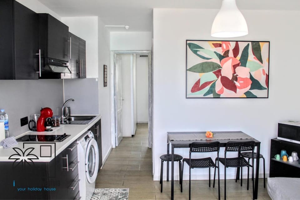 Kitchen or kitchenette, Dining area, stove