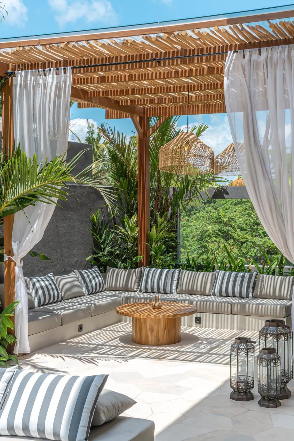Villa Nalaka - Sophisticated 2BR Steps from Pererenan Beach Villa in North Kuta