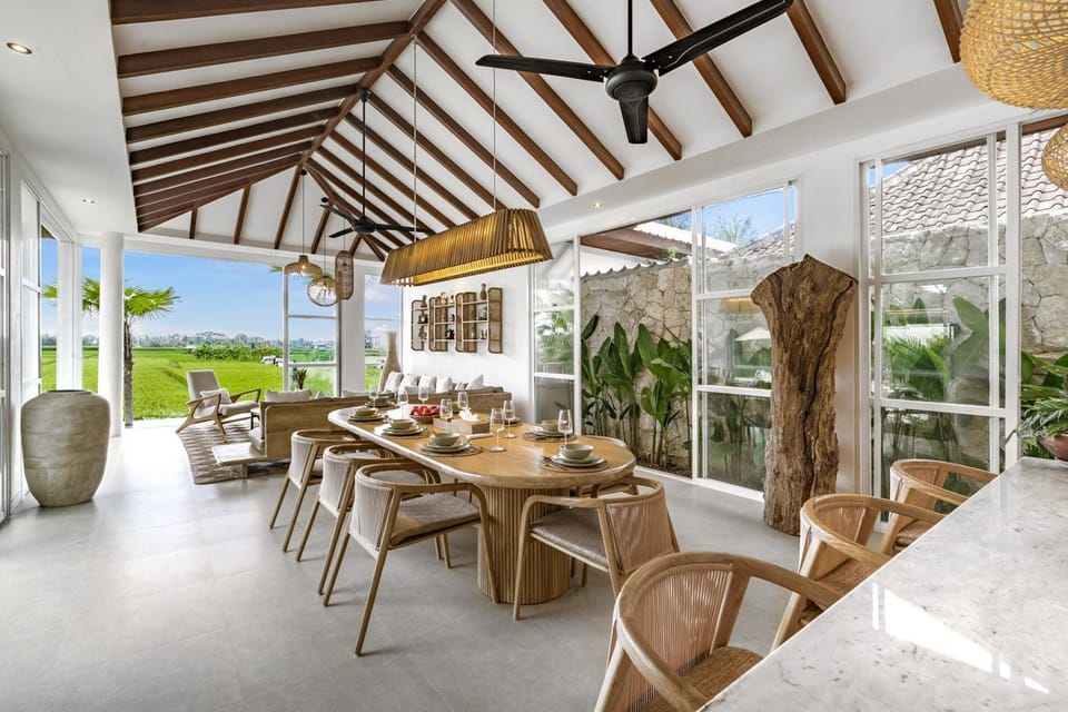 View (from property/room), Living room, Seating area, Dining area