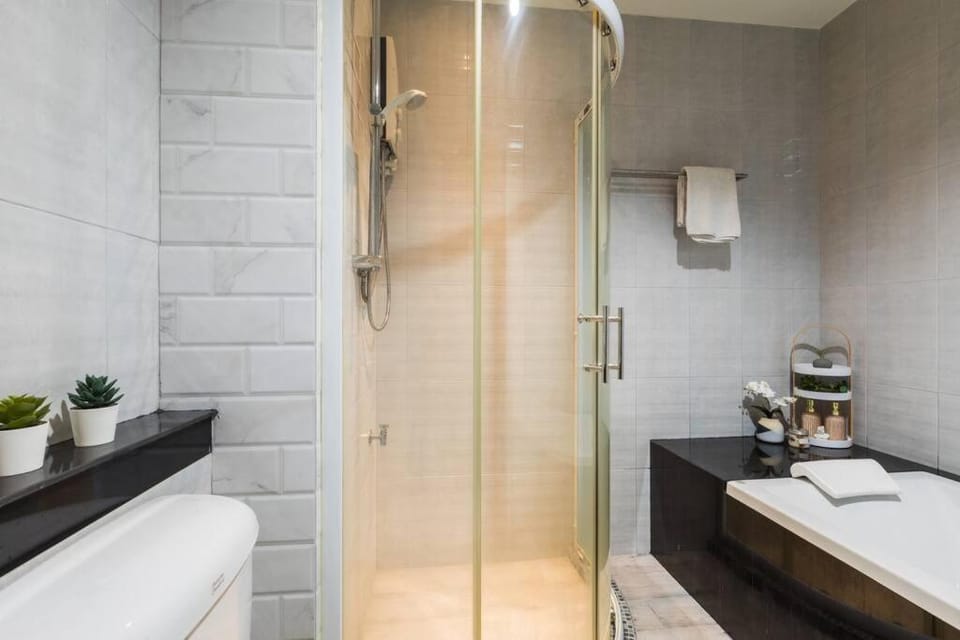 Shower, Toilet, Bathroom, Photo of the whole room, towels