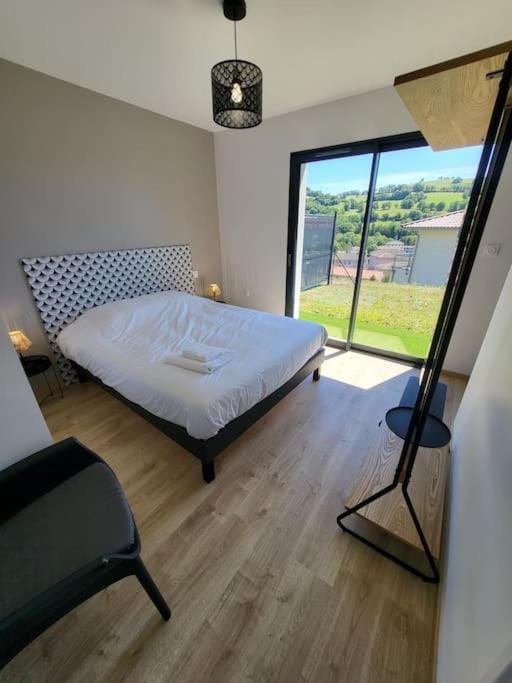 Rez-de-jardin de Maison avec spa et borne d'arcade Apartment in Aurillac