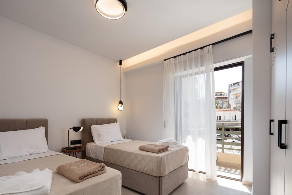 Bed, Living room, Photo of the whole room, Bedroom, towels