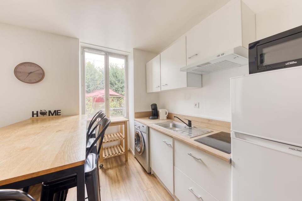 Kitchen or kitchenette, Dining area, stove