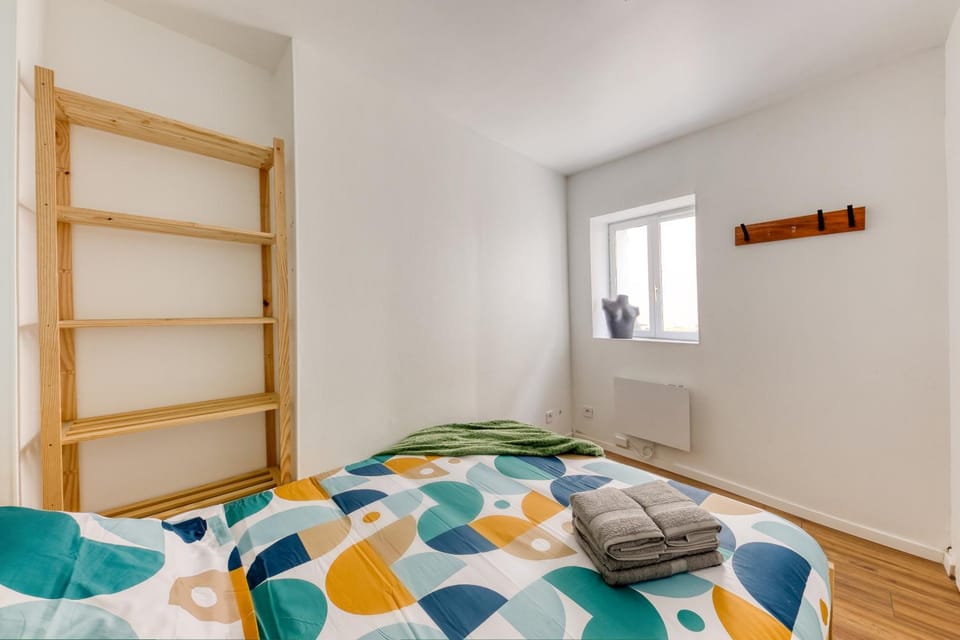 Bed, Photo of the whole room, Bedroom, towels
