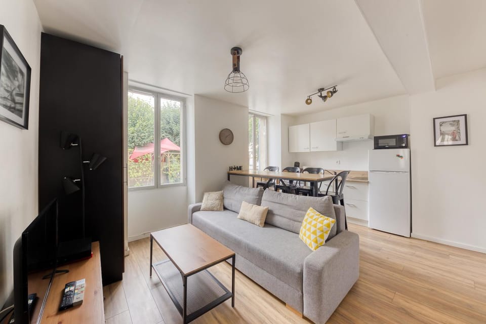 TV and multimedia, Kitchen or kitchenette, Living room, Seating area, Dining area, stove