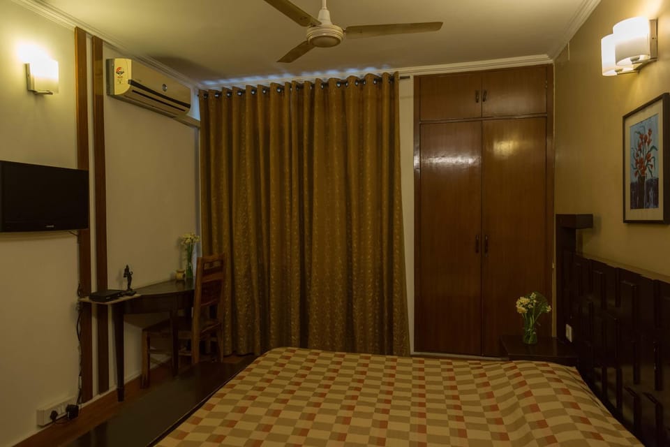 Bed, TV and multimedia, Photo of the whole room, air conditioner
