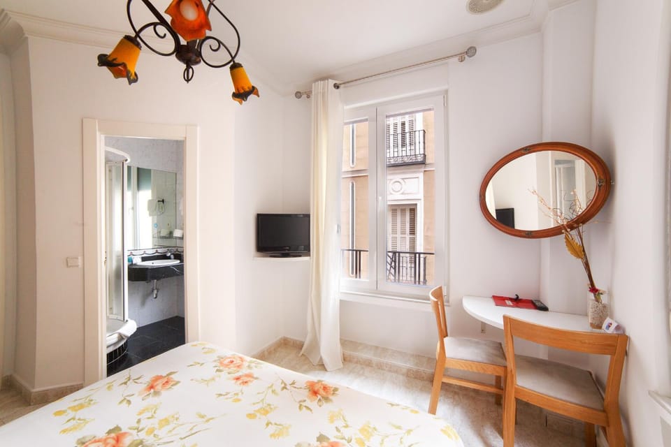 Bed, TV and multimedia, Photo of the whole room, Seating area, City view, Quiet street view