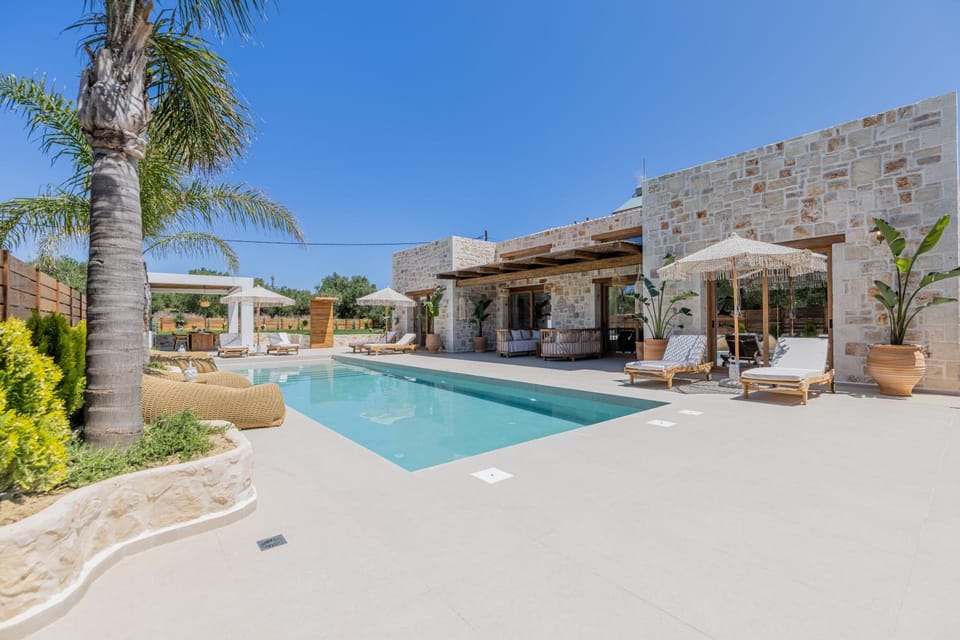 Property building, Patio, Day, Pool view, Swimming pool, sunbed