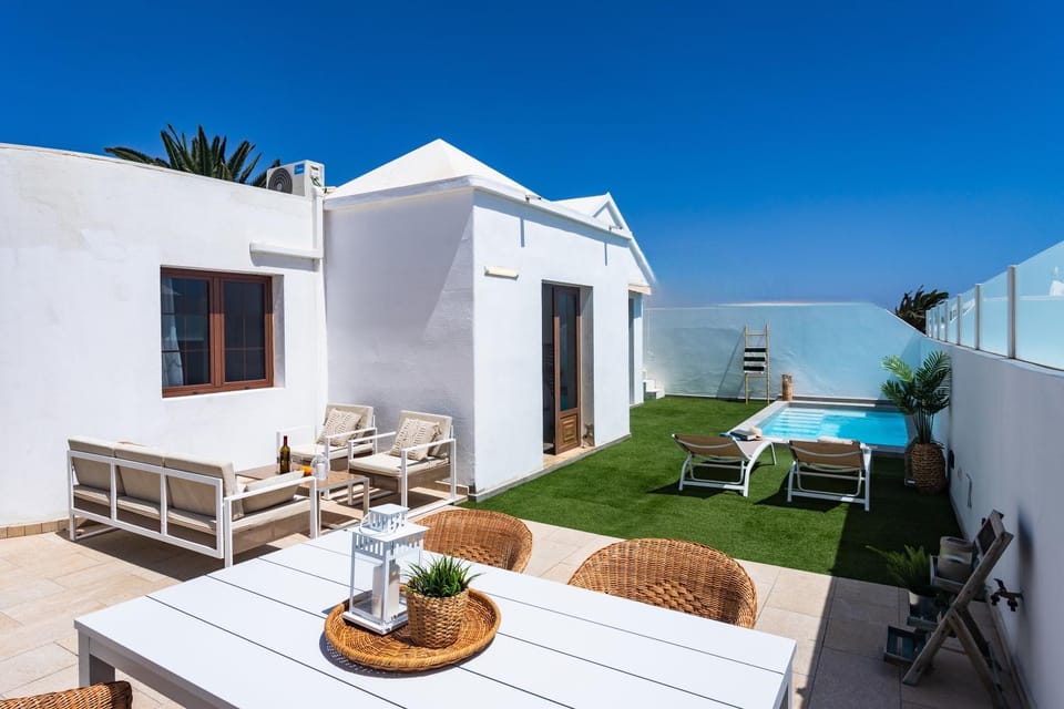 Balcony/Terrace, Swimming pool, sunbed