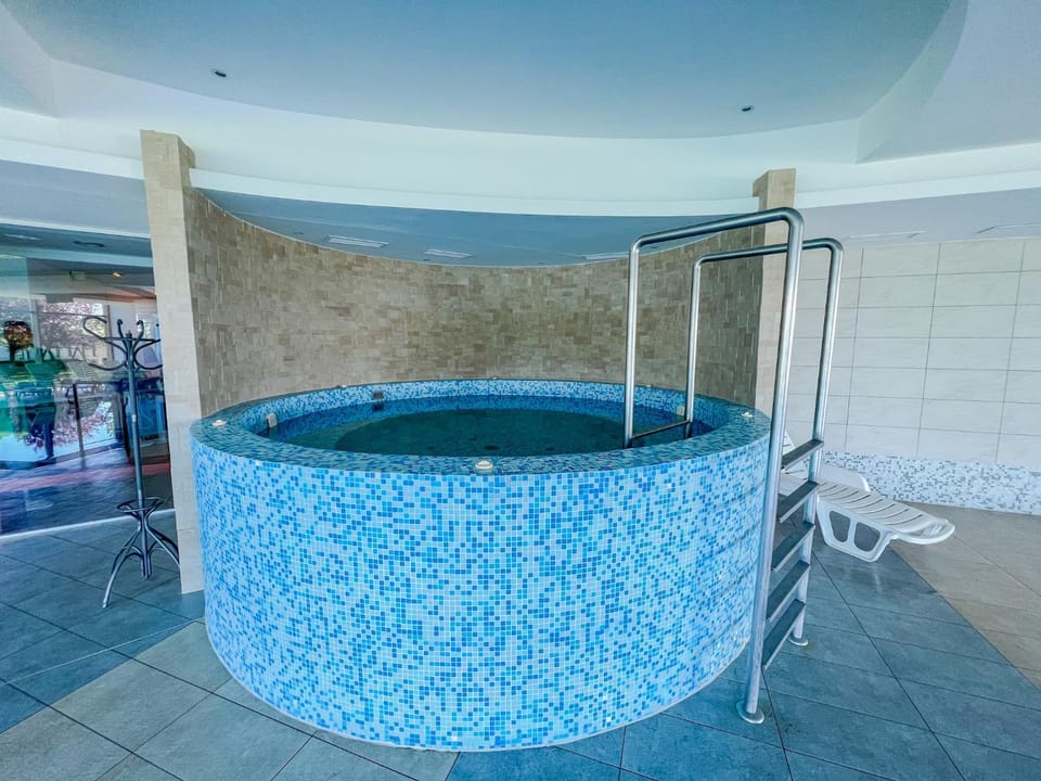 Hot Tub, Swimming pool