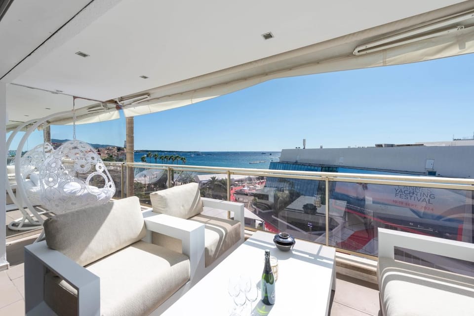 View (from property/room), Balcony/Terrace, Living room, Sea view