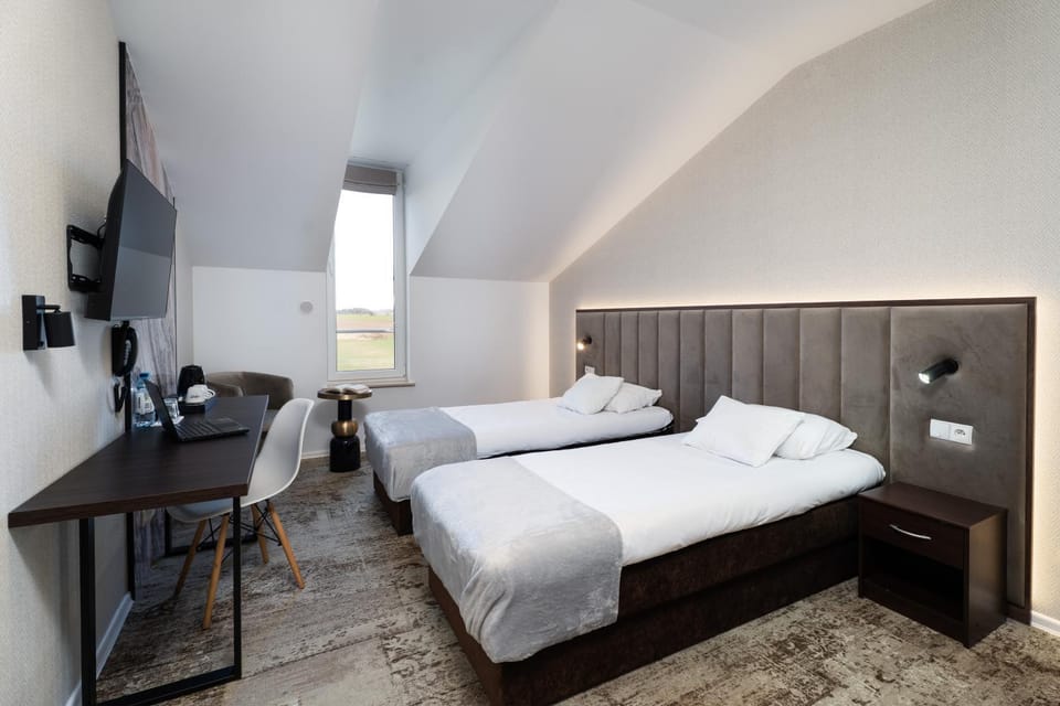 Bed, TV and multimedia, Photo of the whole room