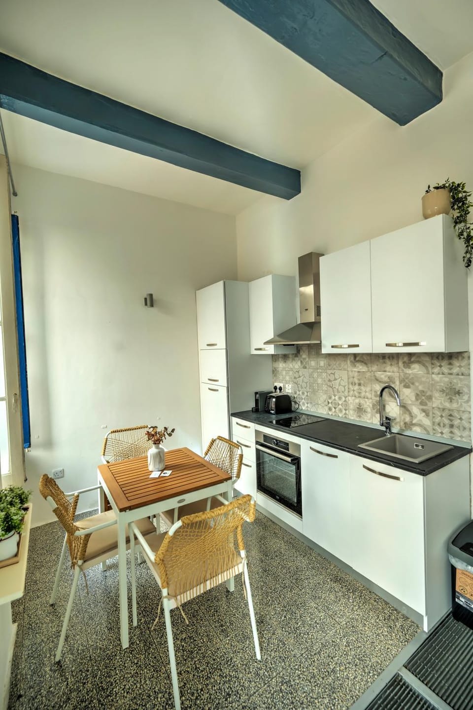 Kitchen or kitchenette, Dining area