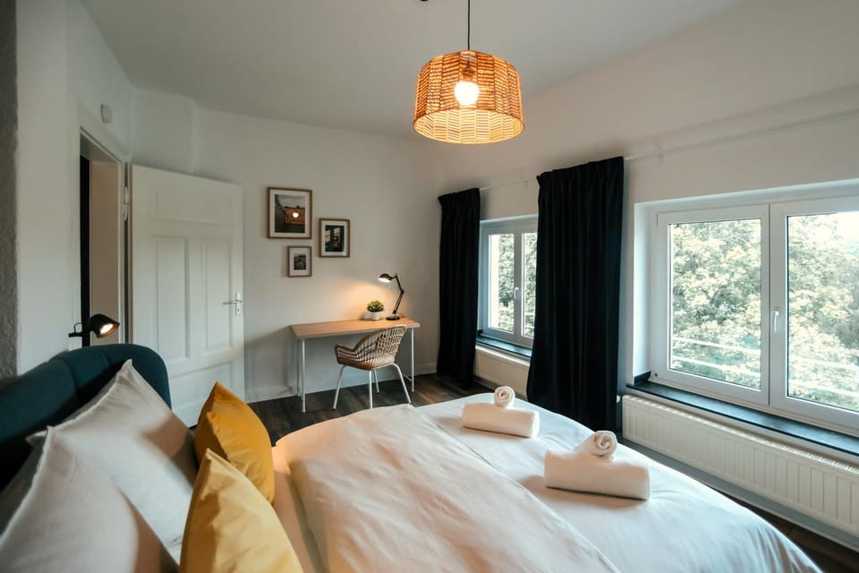 Bed, Photo of the whole room, Seating area, Bedroom, towels