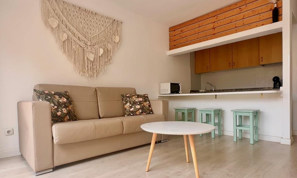 Living room, Decorative detail, Dining area, microwave, kitchen