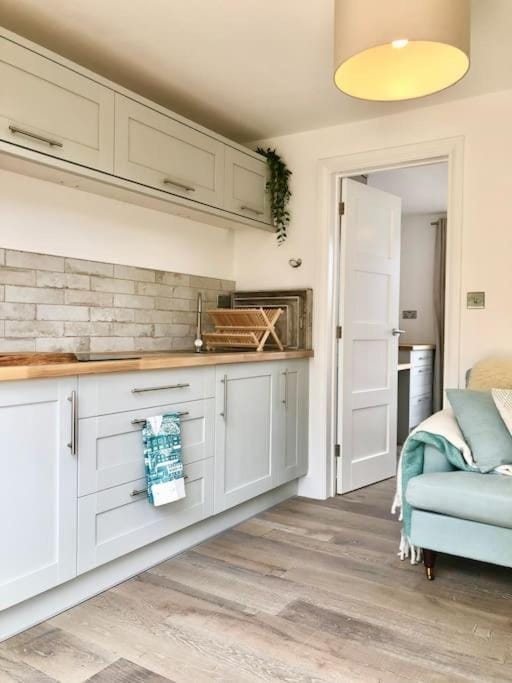 Kitchen or kitchenette, Living room, Seating area