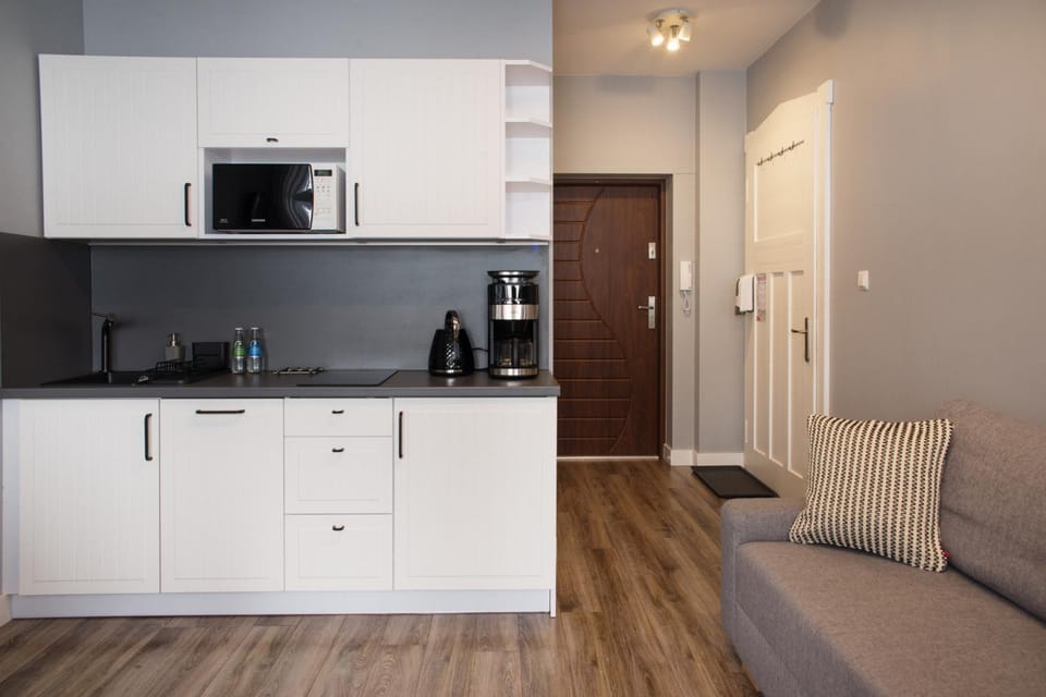 Coffee/tea facilities, Kitchen or kitchenette, stove