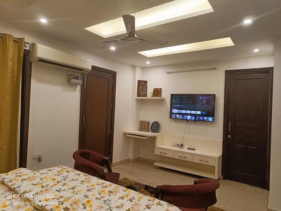 BnBBuddy Stupendous Home In Shalimar Bagh Apartment in Delhi