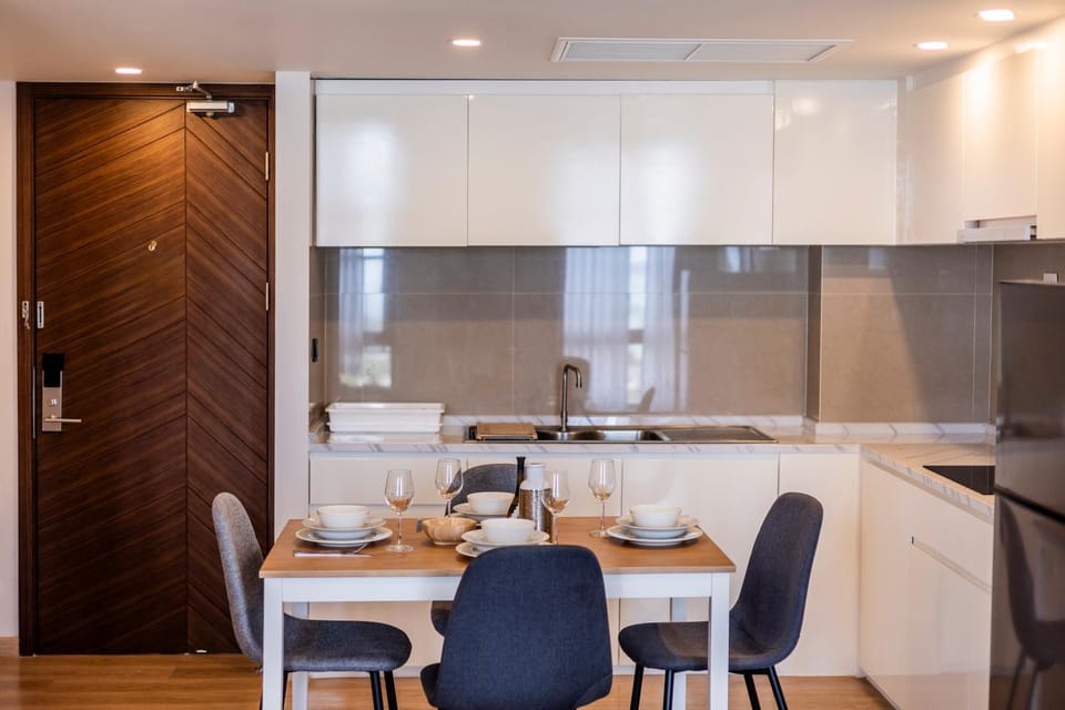 Kitchen or kitchenette, Dining area, stove
