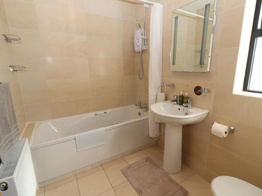 Shower, Toilet, Bathroom, Bath, towels